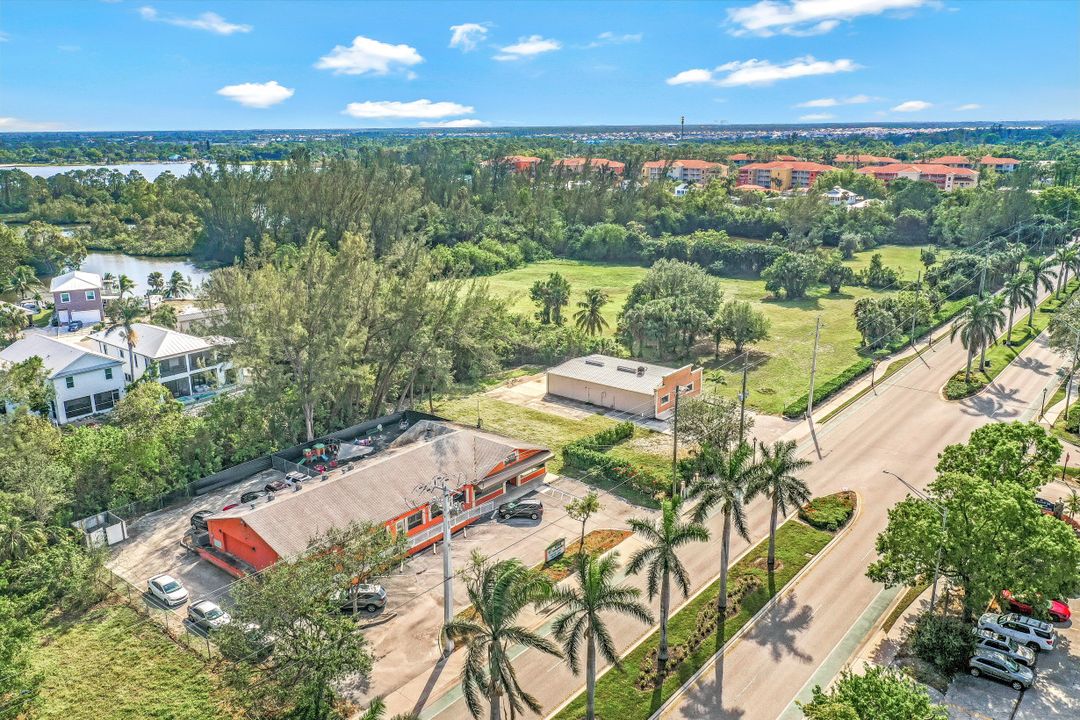 2631 Lakeview Dr, Naples, FL 34112