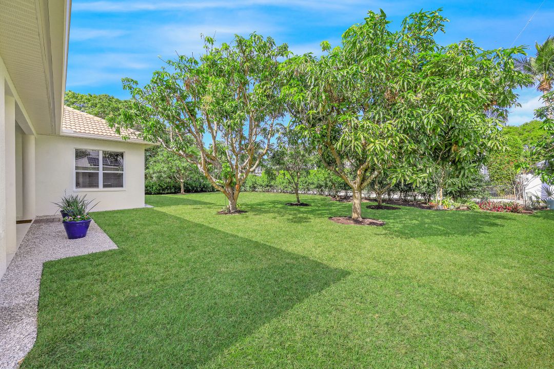 677 5th Ave N, Naples, FL 34102