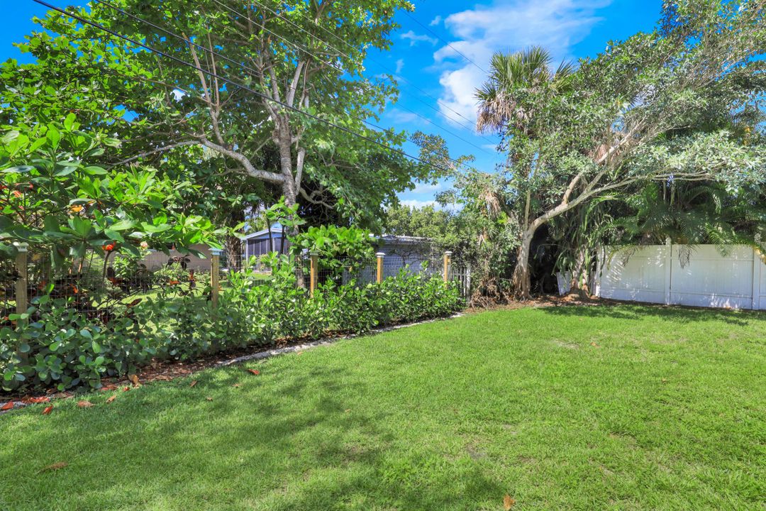 2070 Holiday Ln, Naples, FL 34104