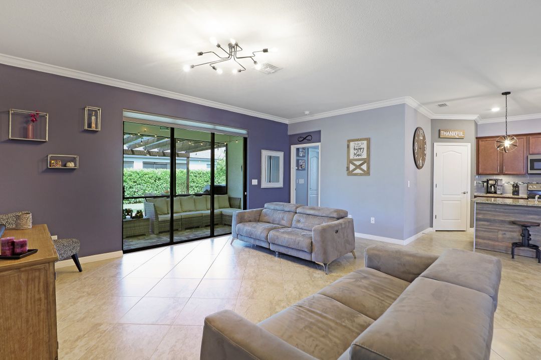 9231 Shadow Oak Ln, Naples, FL 34120