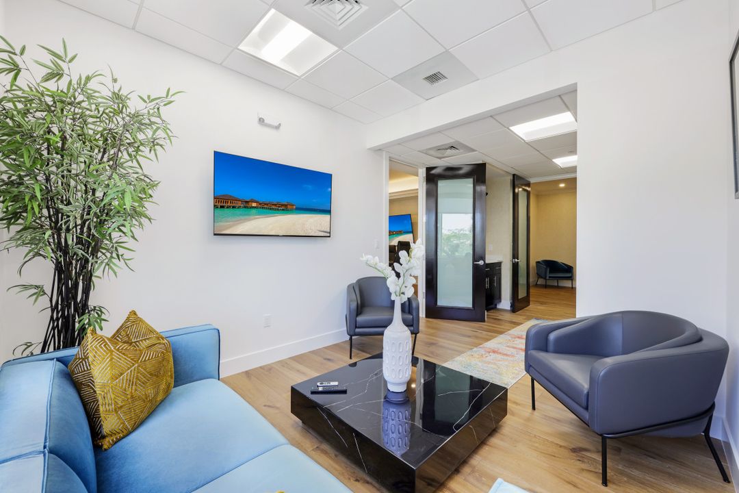 599 Tamiami Trail N #200, Naples, FL 34102