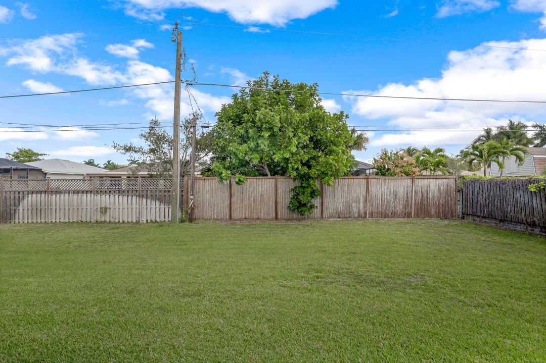 541 92nd Ave N, Naples, FL 34108