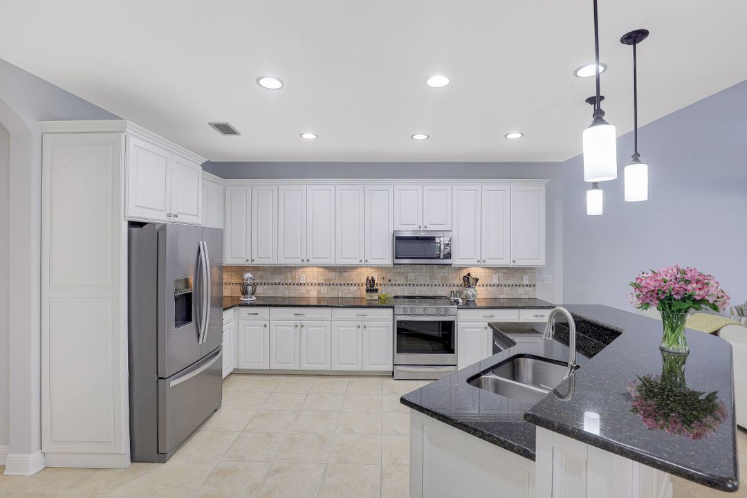 10621 Sir Michaels Pl Dr, Bonita Springs, FL 34135