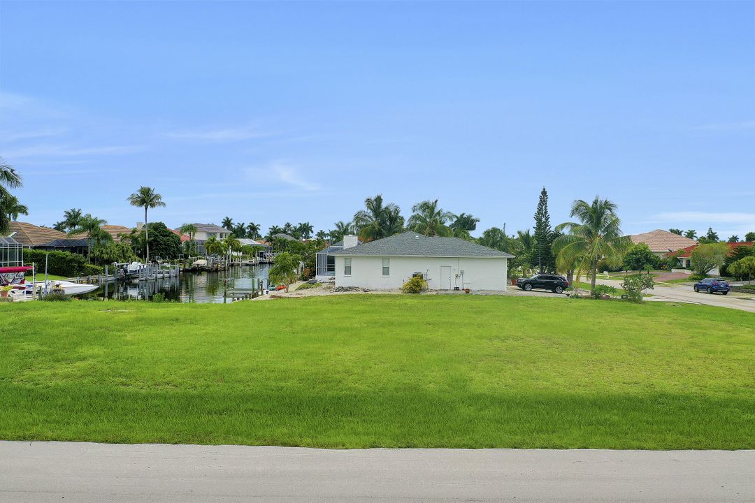 295 Grapewood Ct, Marco Island, FL 34145