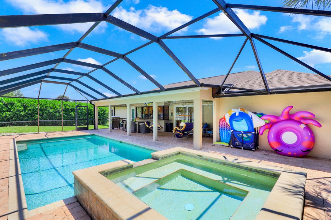 10430 Windsor Way, Naples, FL 34109