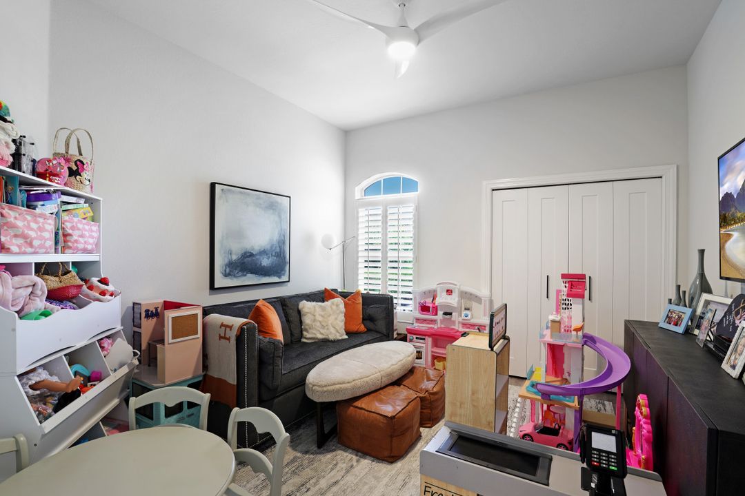 762 Vistana Cir, Naples, FL 34119