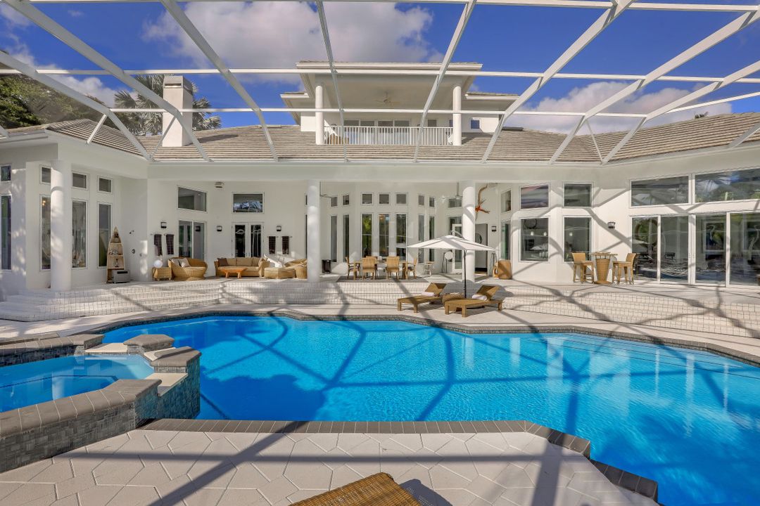 6262 Standing Oaks Ln, Naples, FL 34119