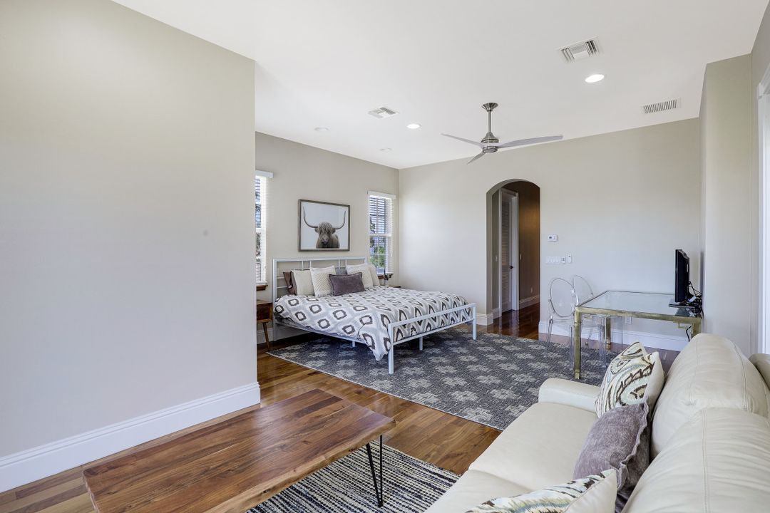 9242 Vanderbilt Dr, Naples, FL 34108