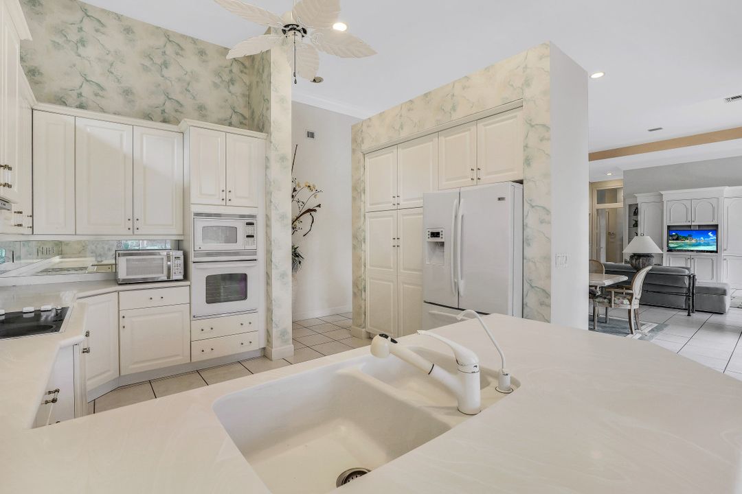 987 Barcarmil Way, Naples, FL 34110