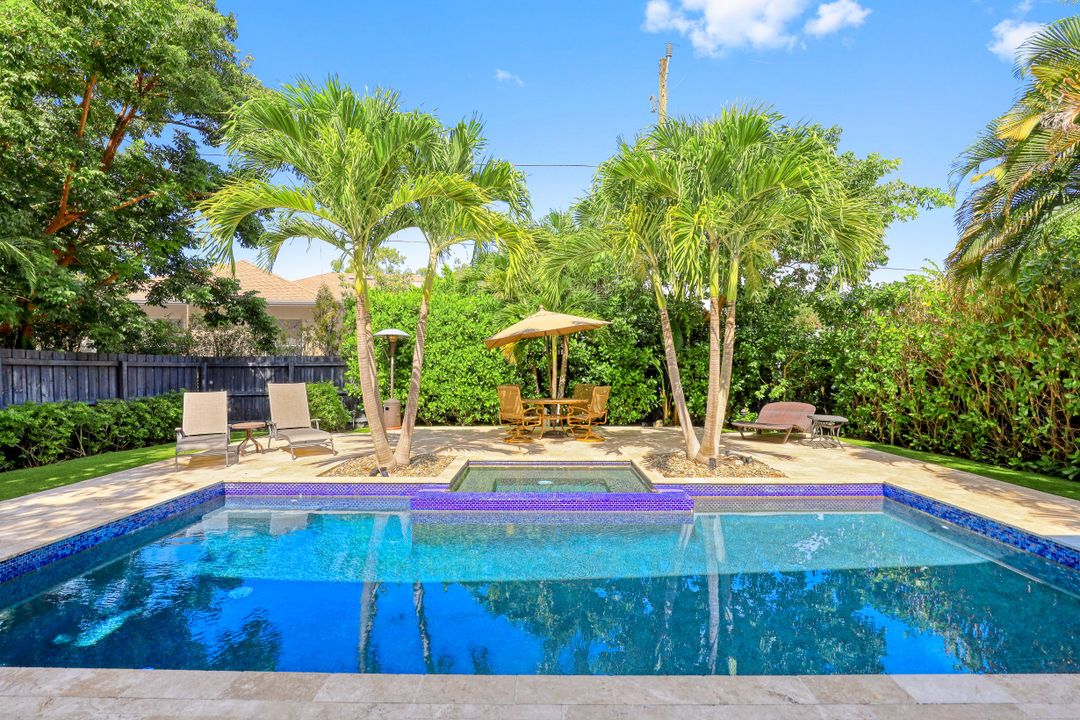 1199 9th Ave N, Naples, FL 34102