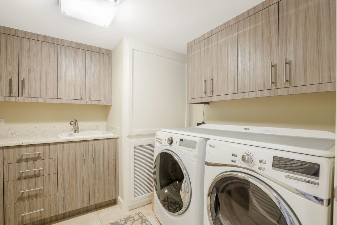 250 Park Shore Dr #103, Naples, FL 34103