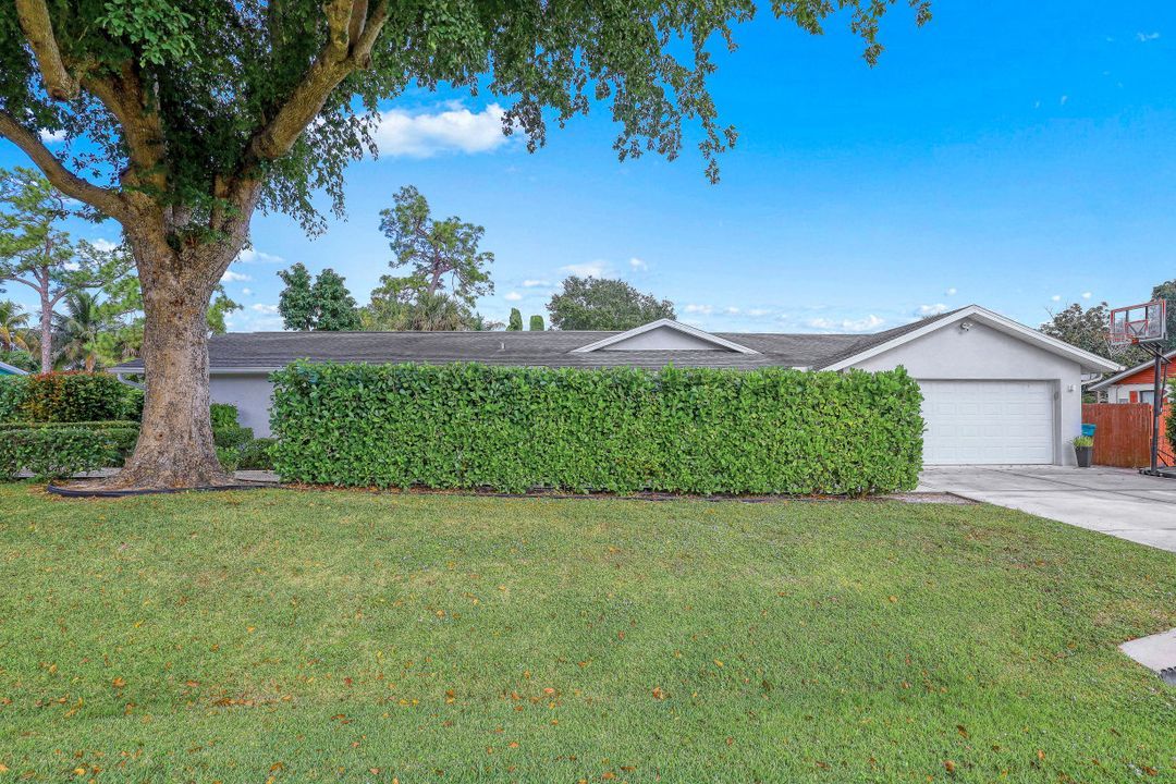 2697 Outrigger Ln, Naples, FL 34104