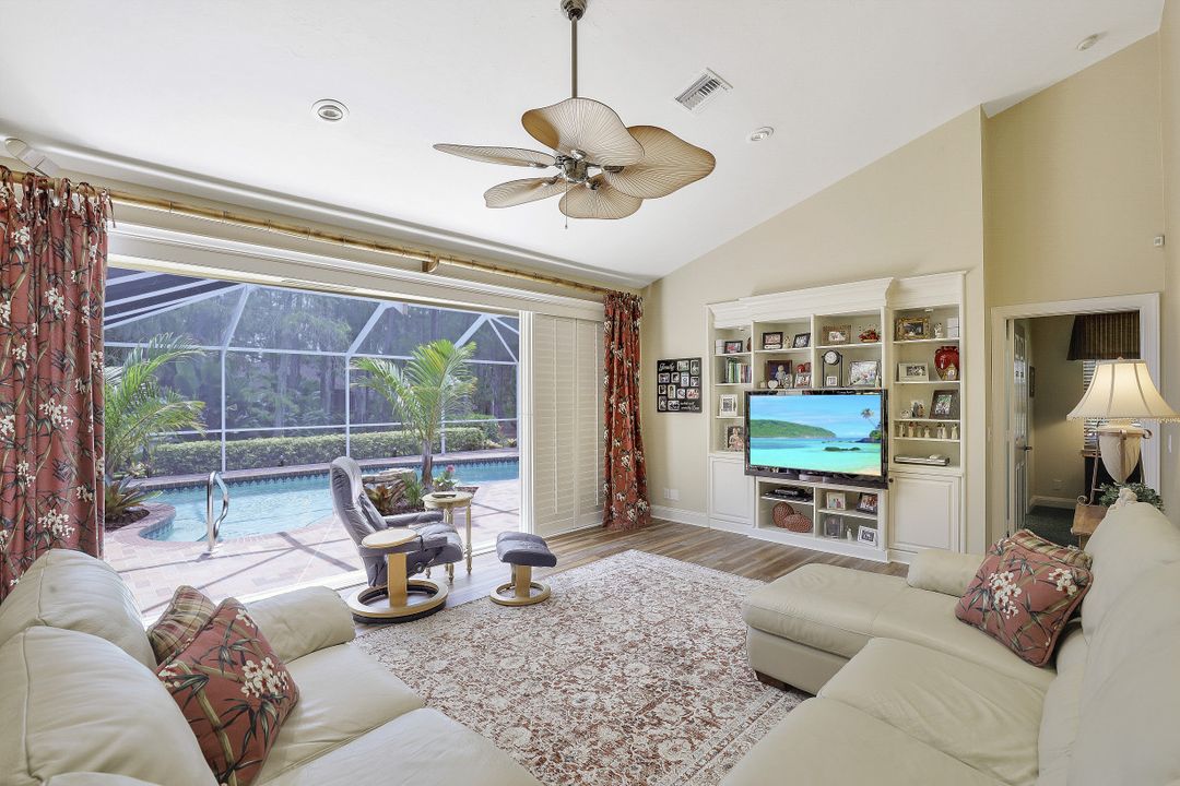 940 Oakes Blvd, Naples, FL 34119