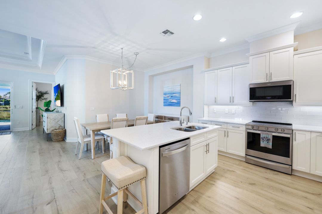 6295 Arriba Ave, Naples, FL 34113