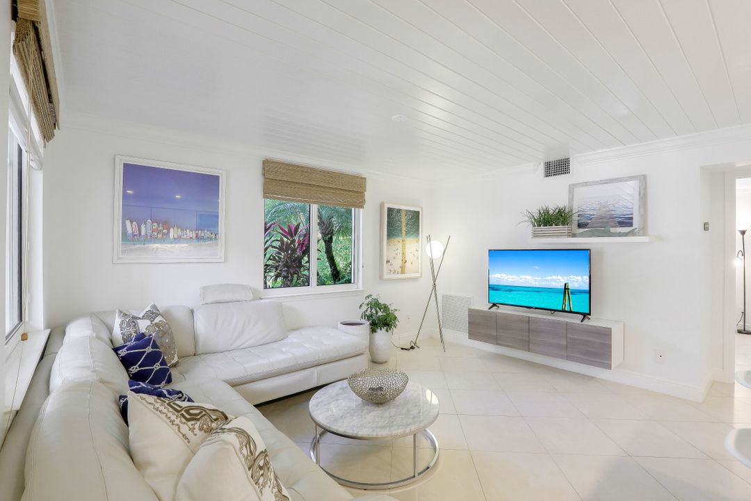 960 7th St S #101, Naples, FL 34102