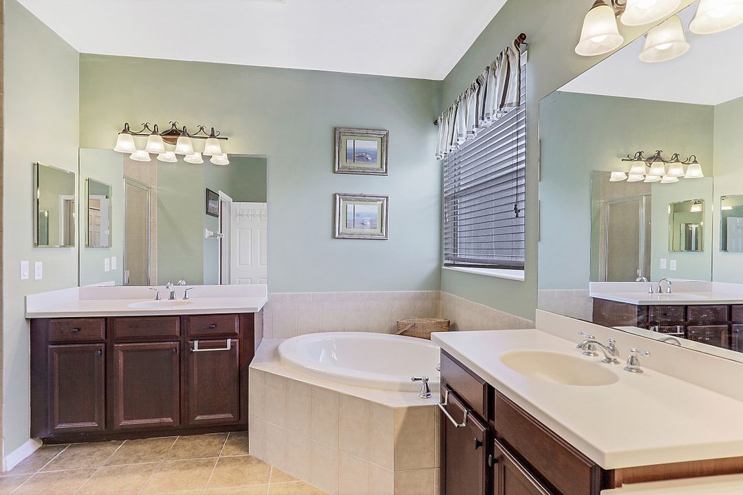 3560 Dandolo Cir, Cape Coral, FL 33909