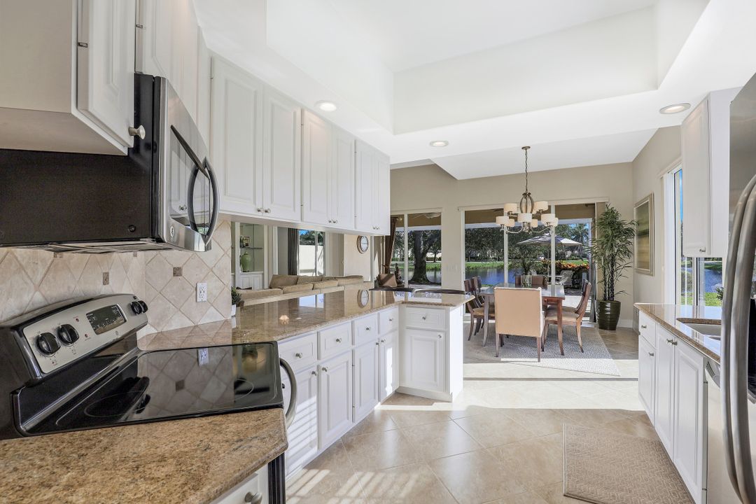 5500 Freeport Ln, Naples, FL 34119