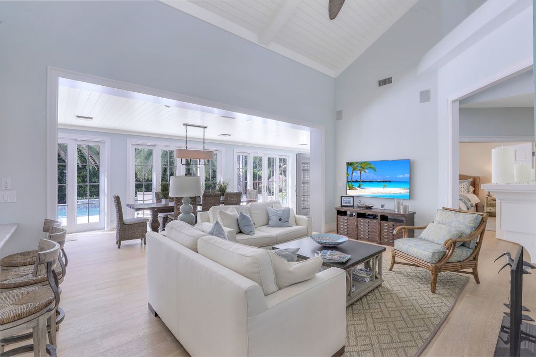 154 4th Ave N, Naples, FL 34102