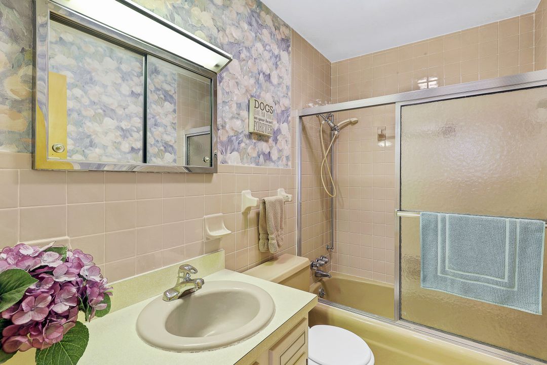 10442 Vanderbilt Dr, Naples, FL 34108