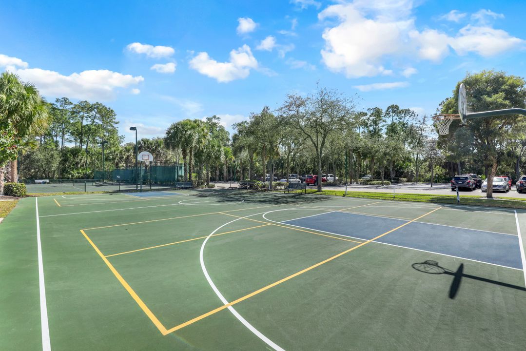 1916 Tarpon Bay Dr N, Naples, FL 34119