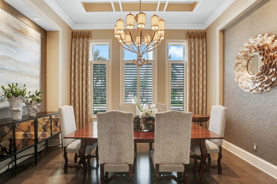 2086 Torino Way, Naples, FL 34105