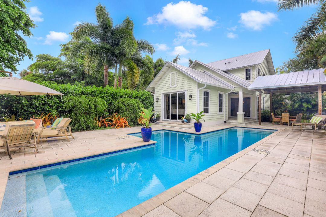 572 7th Ave N, Naples, FL 34102