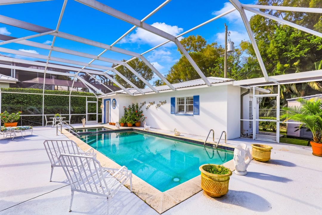 349 2nd Ave N, Naples, FL 34102