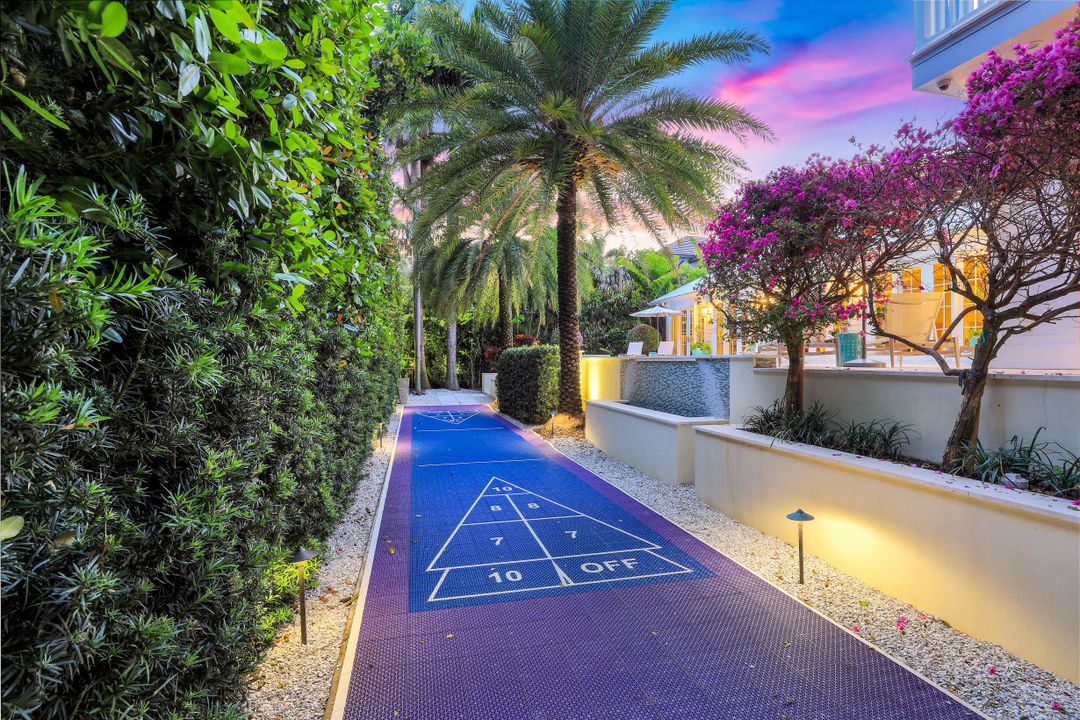 154 4th Ave N, Naples, FL 34102