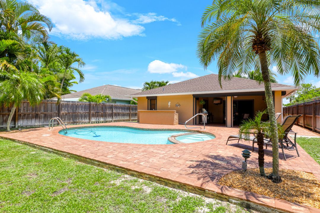 644 94th Ave N, Naples, FL 34108