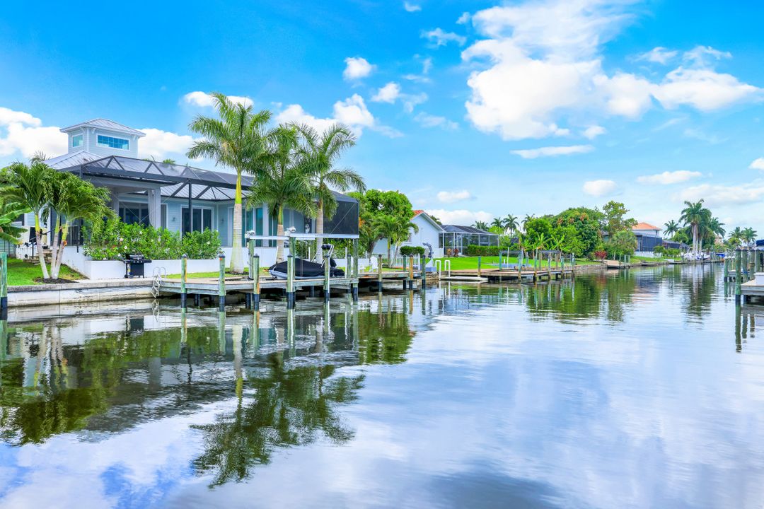 5311 Mayfair Ct, Cape Coral, FL 33904