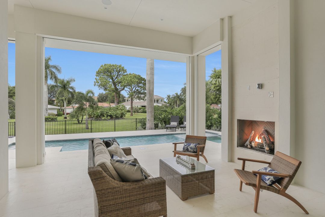 725 Parkview Ln, Naples, FL 34103