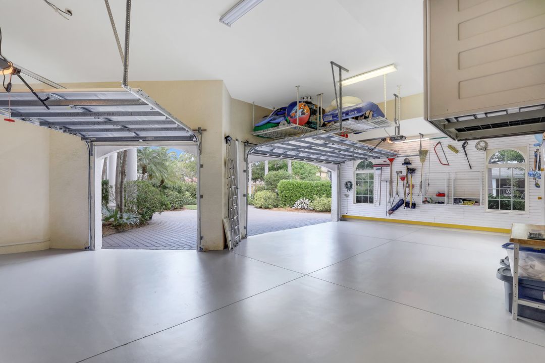 660 Riviera Dr, Naples, FL 34103