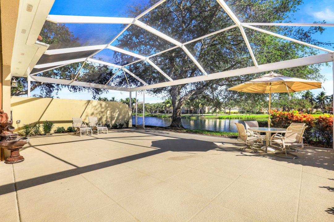 5500 Freeport Ln, Naples, FL 34119