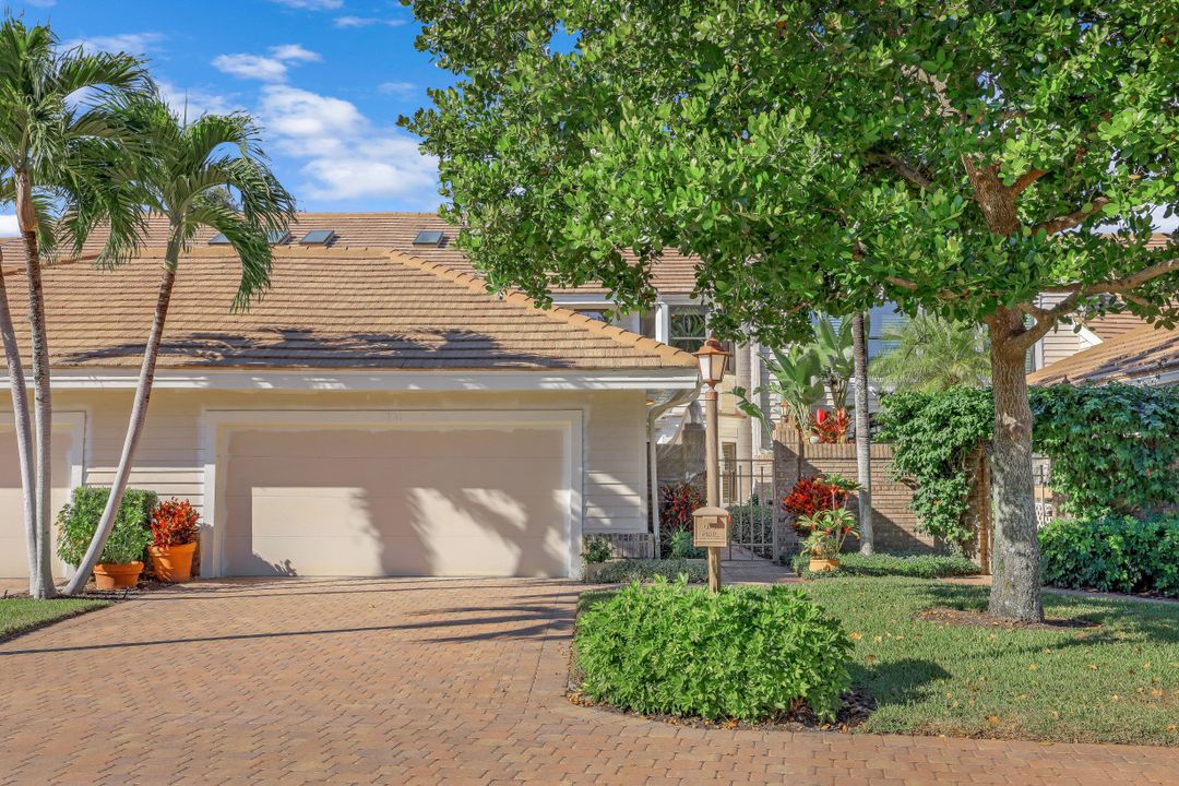 581 Gulf Park Dr, Naples, FL 34108