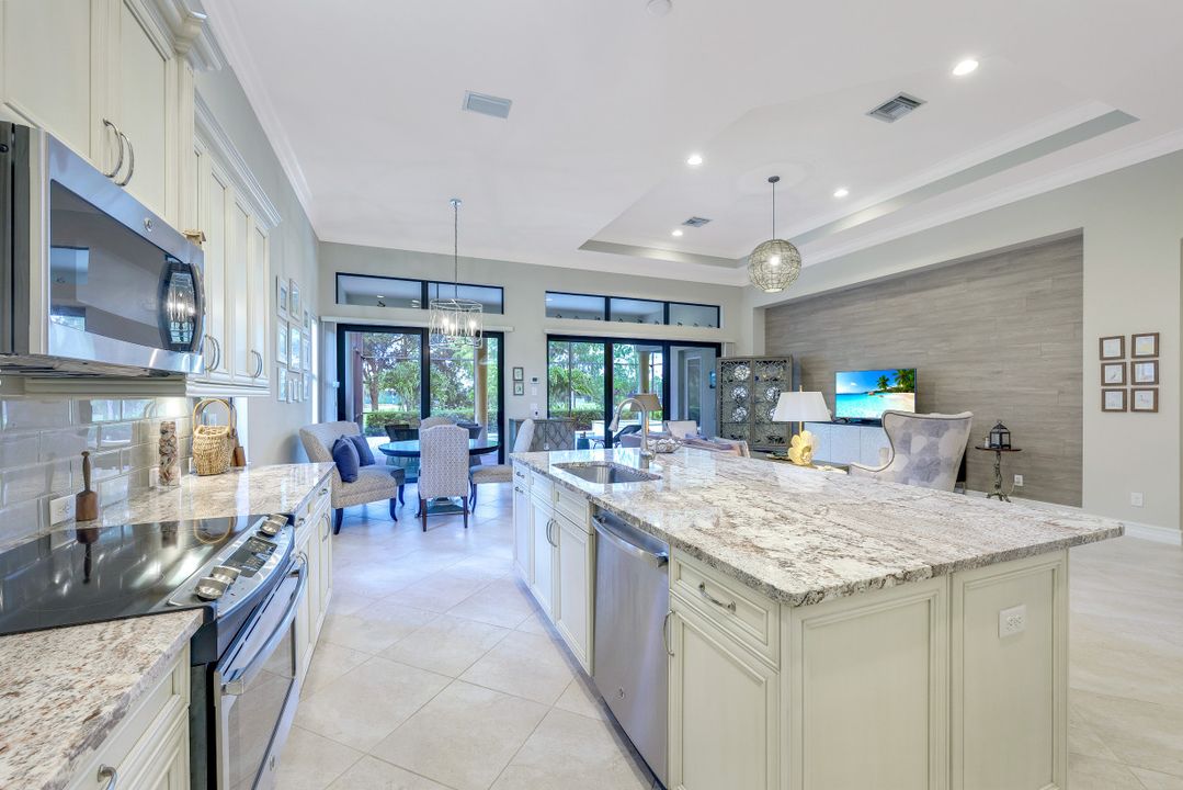 7375 Lantana Cir, Naples, FL 34119