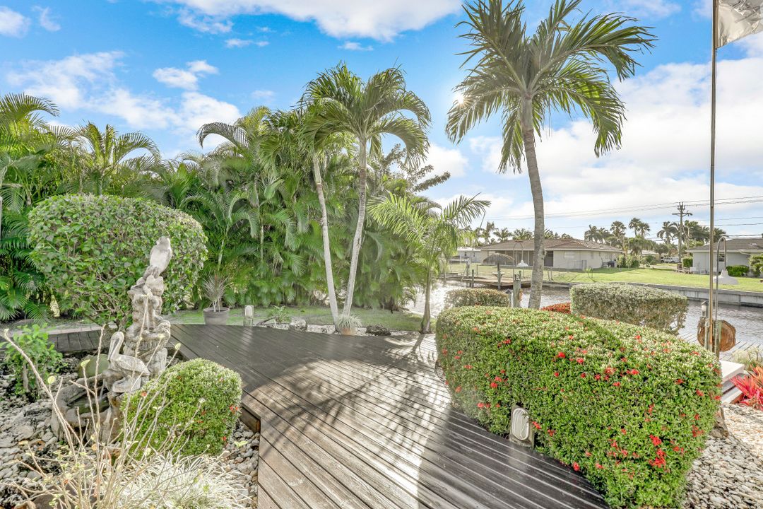 5230 Nautilus Dr, Cape Coral, FL 33904