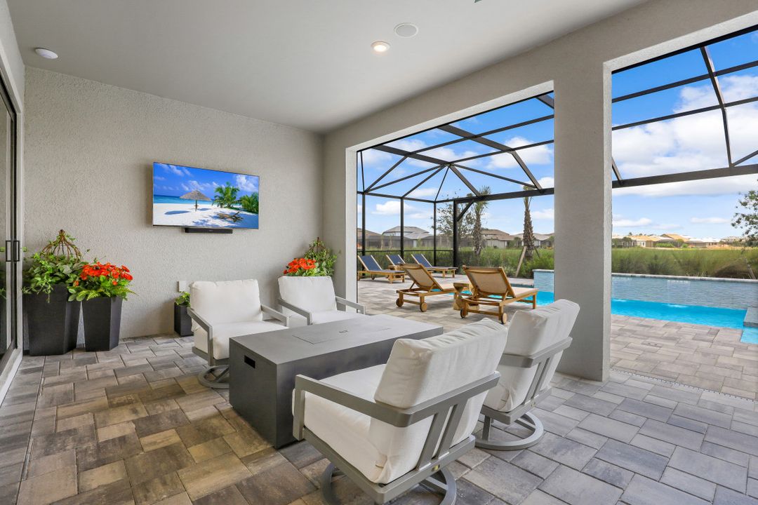 9610 Everglades Dr, Naples, FL 34120