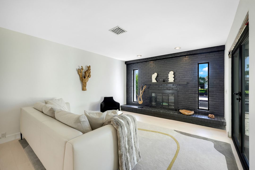 70 Thorncrest Ln, Naples, FL 34113