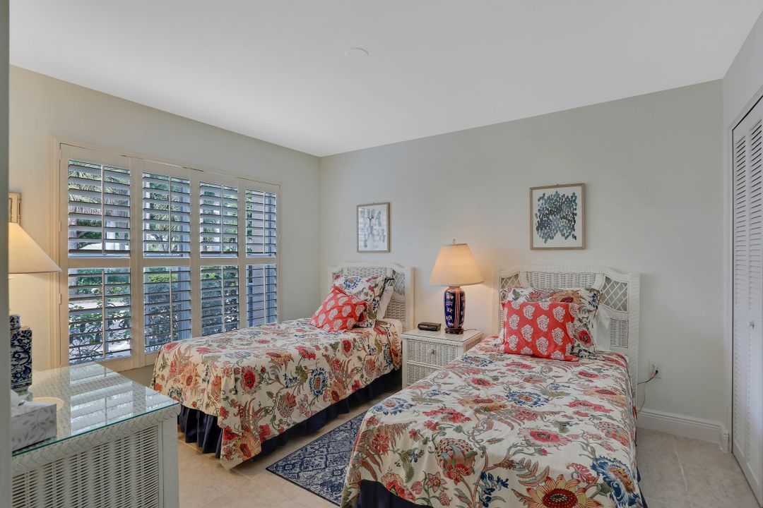 5637 Turtle Bay Dr #17, Naples, FL 34108