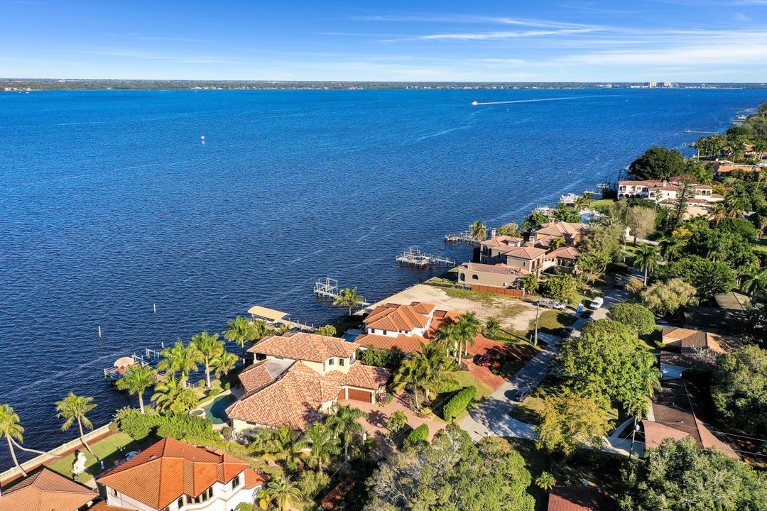 3944 W Riverside Dr, Fort Myers, FL 33901
