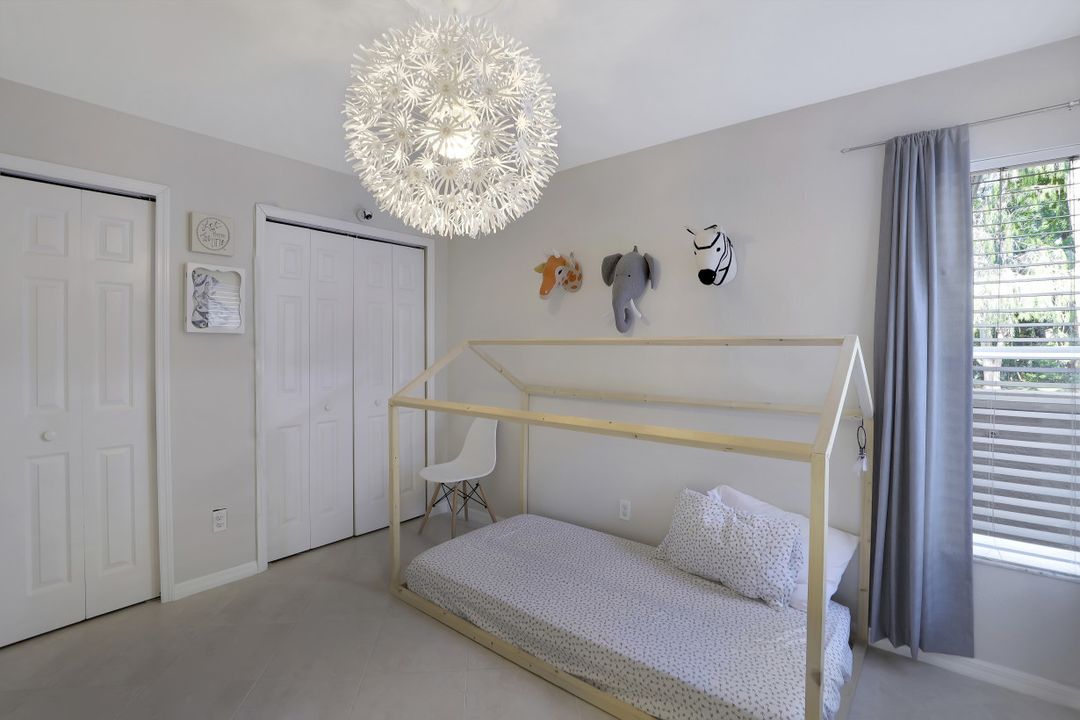 9605 Crescent Garden Dr, Naples, FL 34109