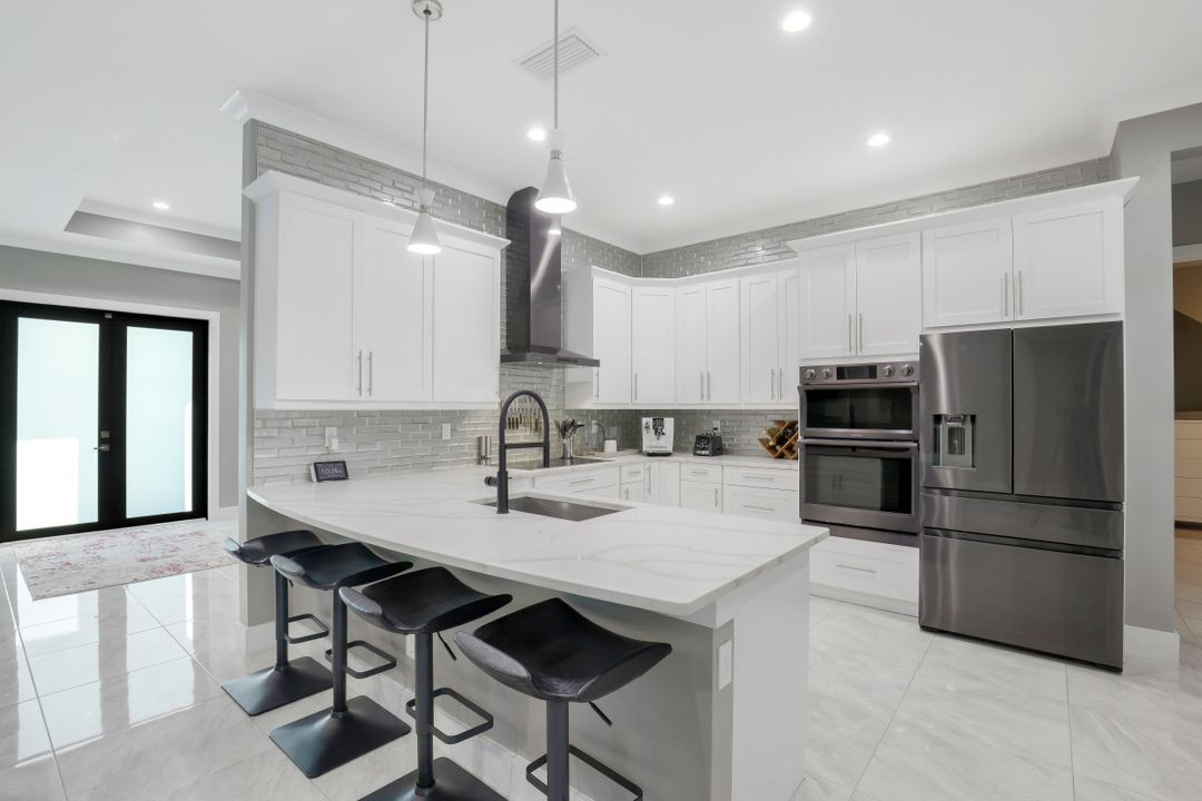 481 7th St NW, Naples, FL 34120