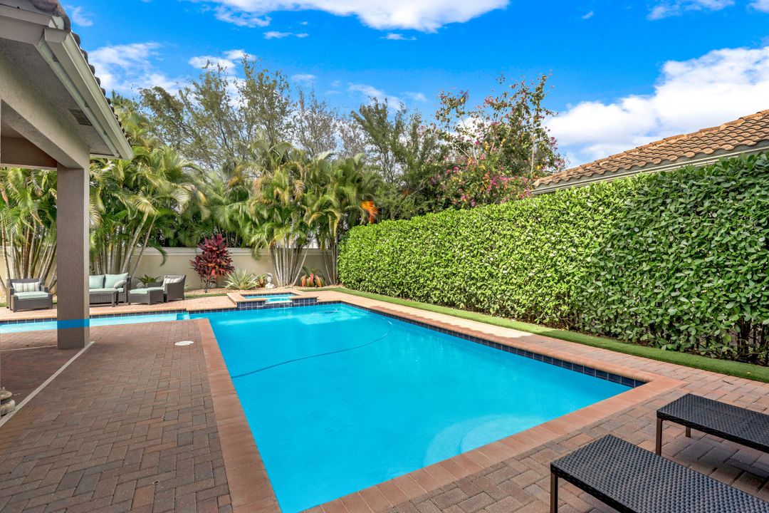 13840 Luna Dr, Naples, FL 34109