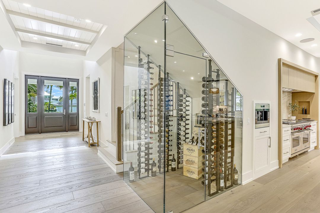 1040 2nd St S, Naples, FL 34102