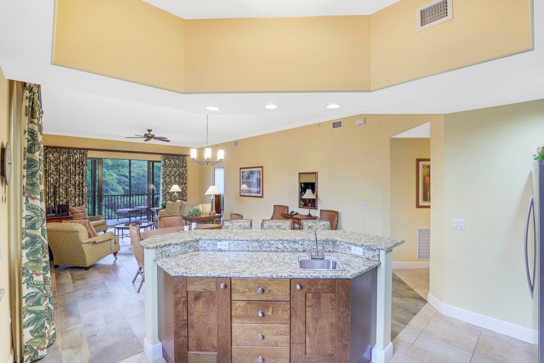 1025 Sandpiper St #E-203, Naples, FL 34102