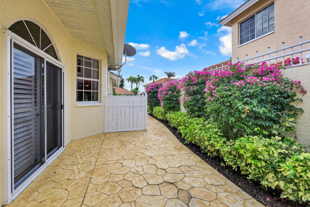 2208 Paget Cir, Naples, FL 34112