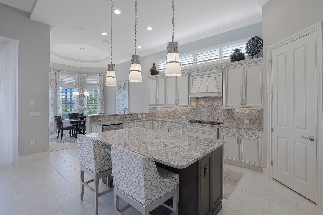 7450 Lantana Cir, Naples, FL 34119