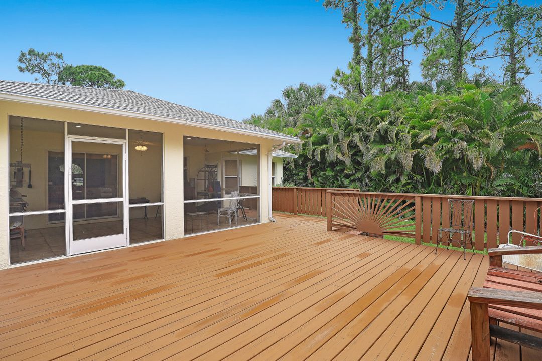 560 4th St NE, Naples, FL 34120