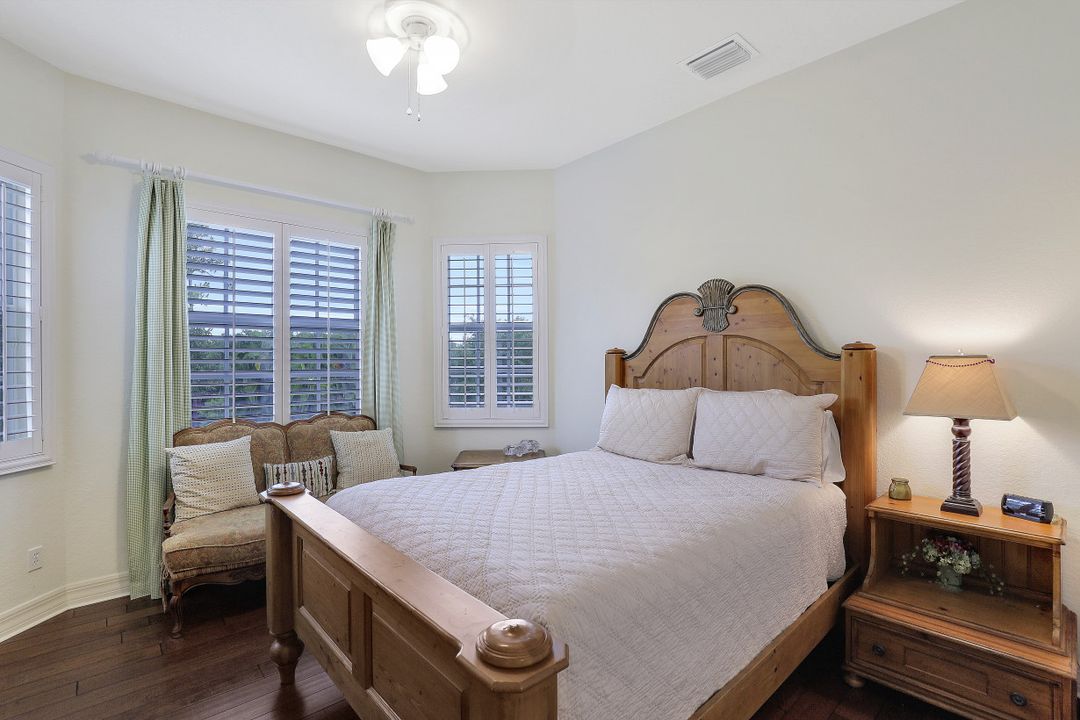 467 Saddlebrook Ln, Naples, FL 34110