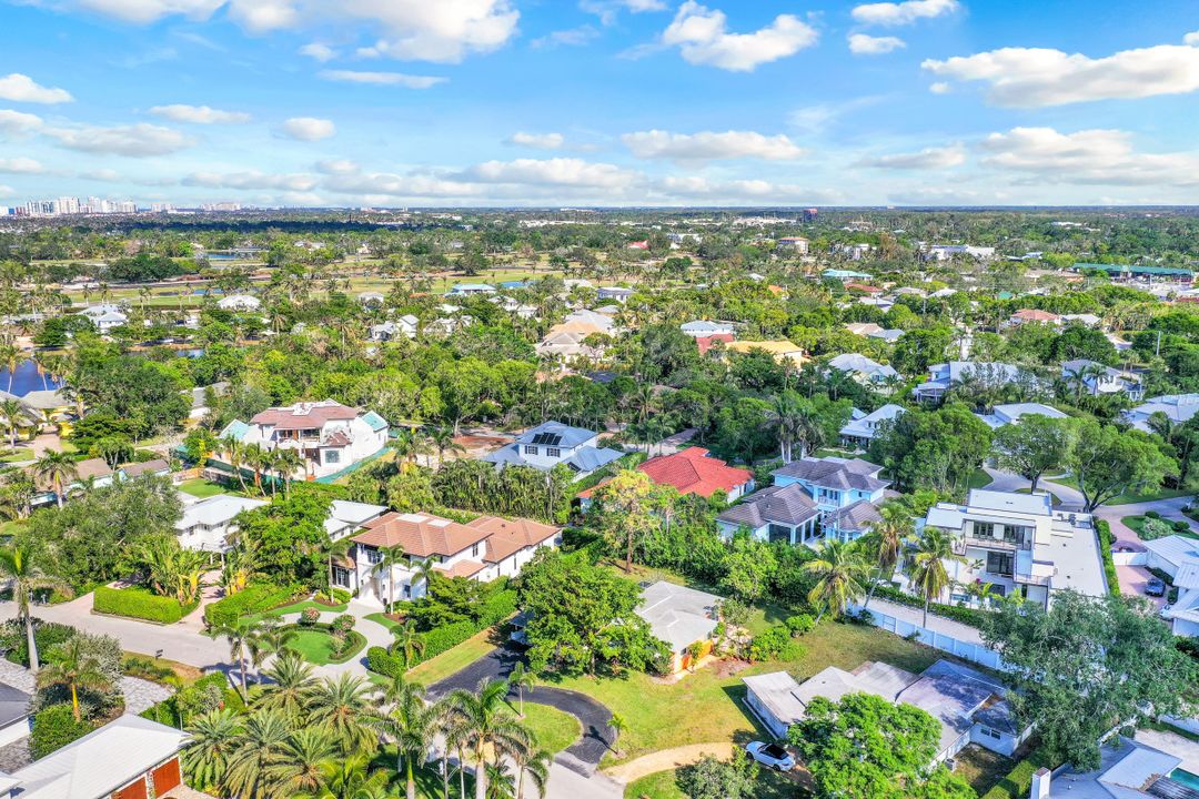 580 Palm Cir E, Naples, FL 34102